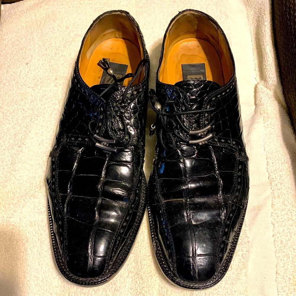 Mens Mauri Black Alligator shoes with Mauri silver emblems on shoe laces